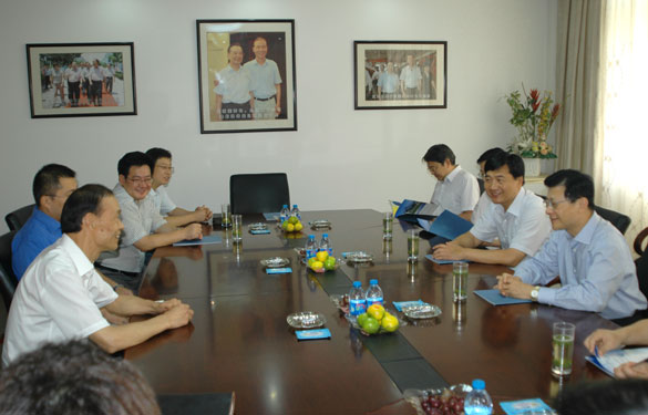 江苏银行董事长黄志伟来东升pg娱乐游戏考察