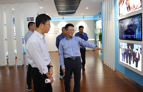 16993215277457985qs2.jpg 参观展厅2.jpg